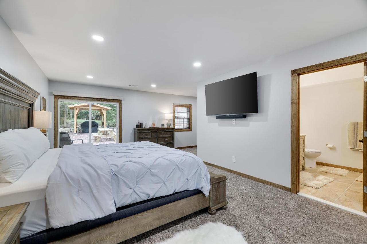Whiskey Pines Retreat! Single Level Home, Outdoor Firepit, Ac, Bbq! Sleeps 9 In Harmony! Holiday home *