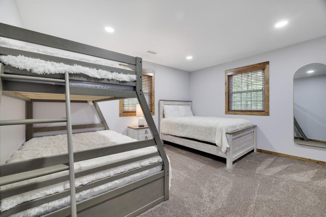 Whiskey Pines Retreat! Single Level Home, Outdoor Firepit, Ac, Bbq! Sleeps 9 In Harmony! Holiday home Lake Harmony