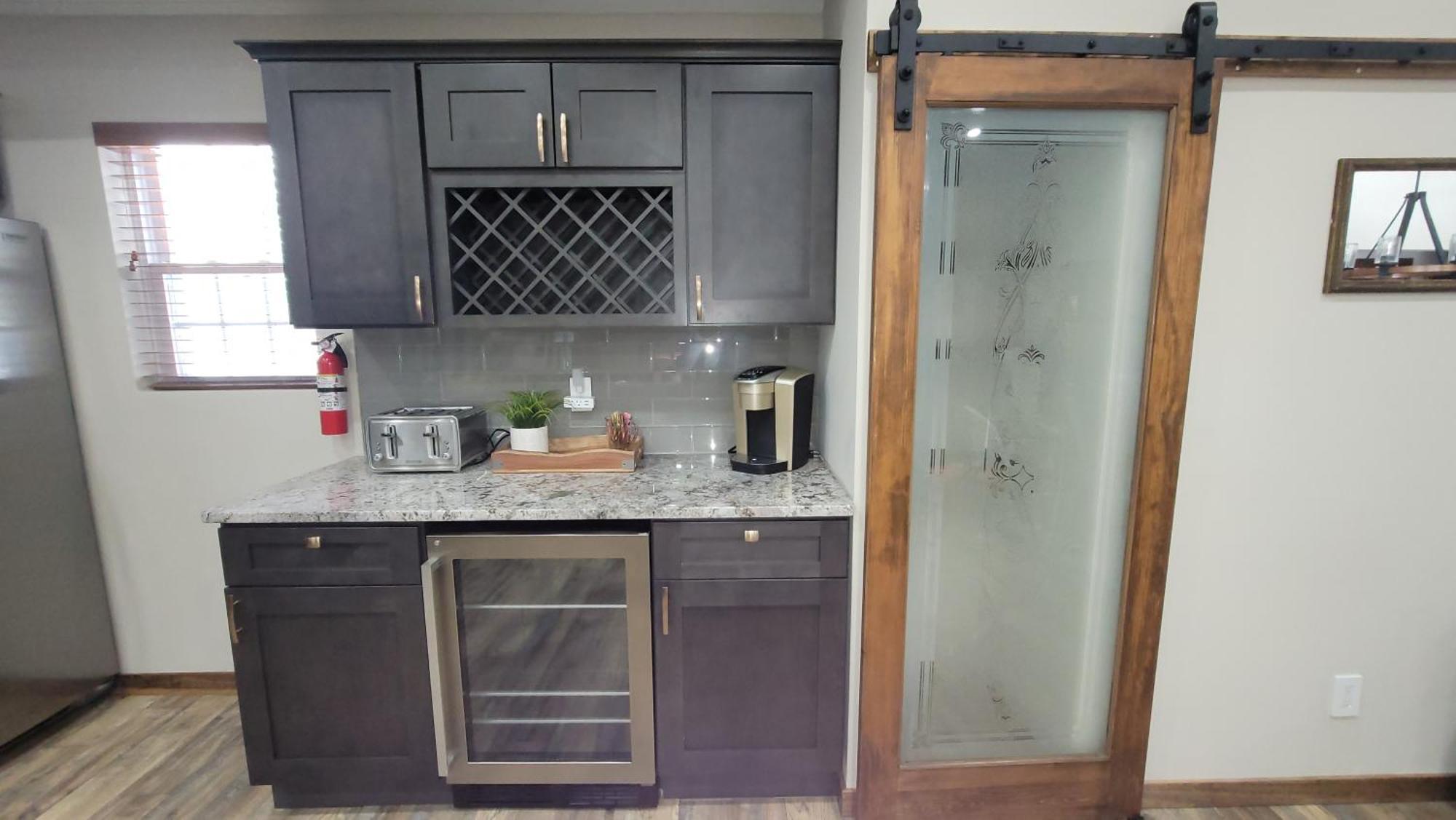 Whiskey Pines Retreat! Single Level Home, Outdoor Firepit, Ac, Bbq! Sleeps 9 In Harmony! Holiday home *